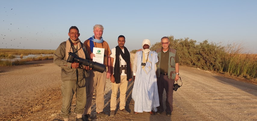 Paul Brossault et 4 Mauritaniens dans la nature.